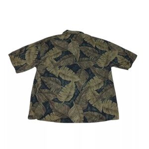 Bamboo Cay men’s Hawaiian print shirt.  EUC Size L